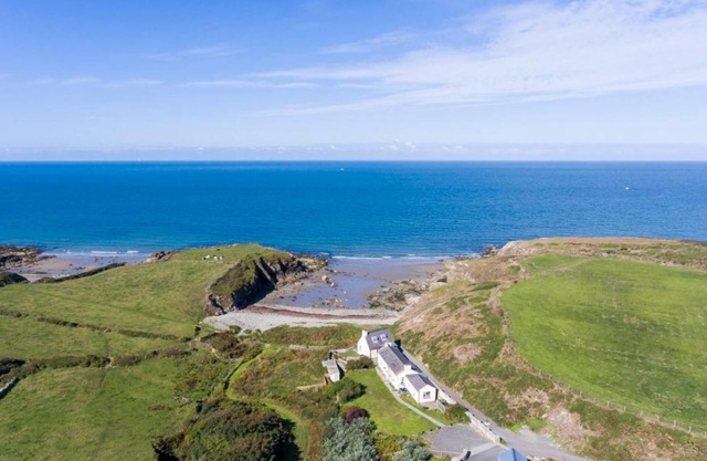 Cable Cottage - a coastal property that sleeps 8 guests in 4 bedrooms