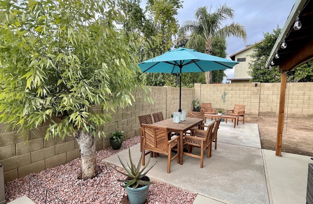 Cactus Oasis -Cheerful 3 bedroom family home with heated pool.