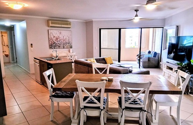 Cairns Large Apartment close to tennis, ocean and services.