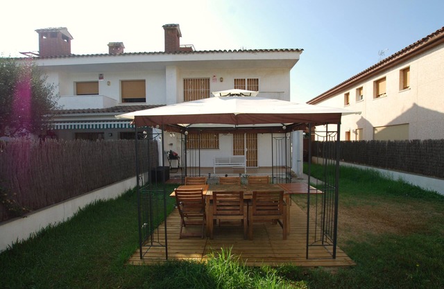 CAL ENRIC · House with garden and next to the sea
