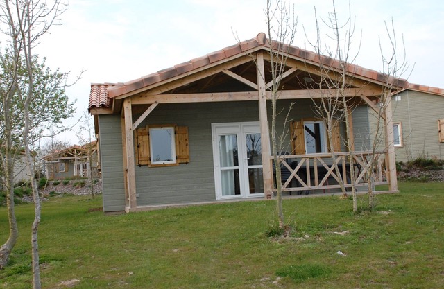 Calm Chalet near Lake Jaunay with Pool, Fitness Area, and Family-Friendly Amenities