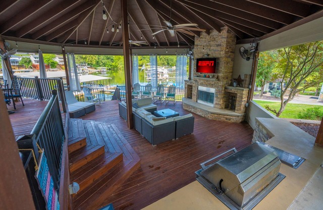 CALM, PEACEFUL COVE! Lakefront Oasis w/guest house + no stairs to huge dock!
