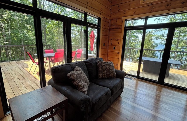Calm & Relaxing Lakehouse, Renovated to new cottage on Sharbot Lake