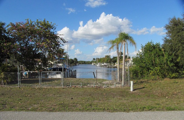 Caloosahatchee Boaters: Tropical Bungalow with Water View