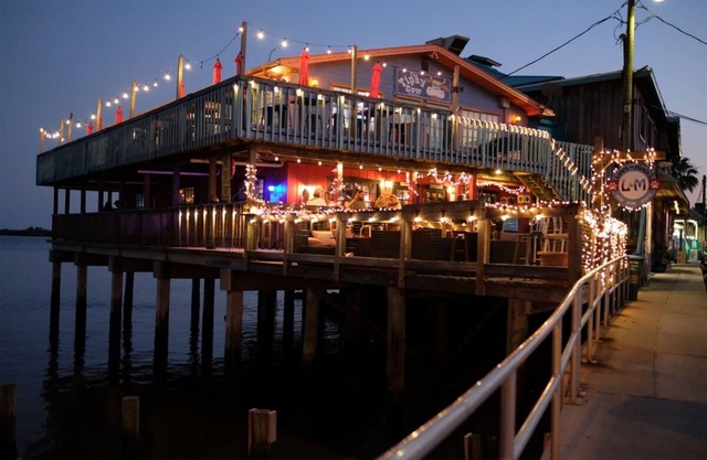 Calypso Cottage- Waterfront, steps to downtown!