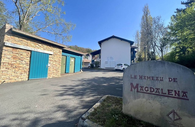 Cambo-les-Bains T2 with pool and WiFi, cozy for 2 people