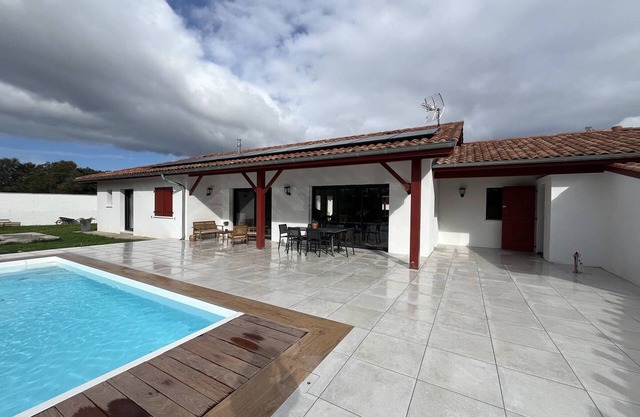 Cambo-les-Bains: 3-Room House, Private Pool, Internet, Parking