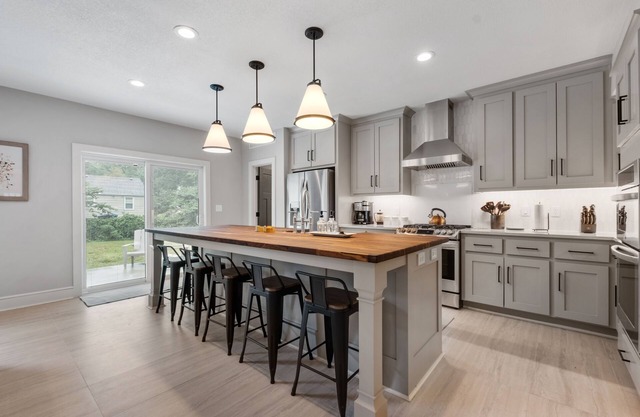 Cambridge - Pristine Home + Walk to PV Shops