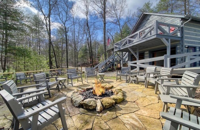 Camp Fire Cabin - fire Pit, fireplace, hottub