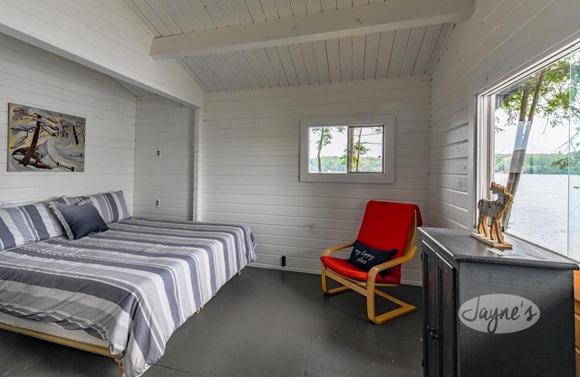 Camp Meda on Meda Island on Lake Muskoka! Complete Privacy! Sauna!