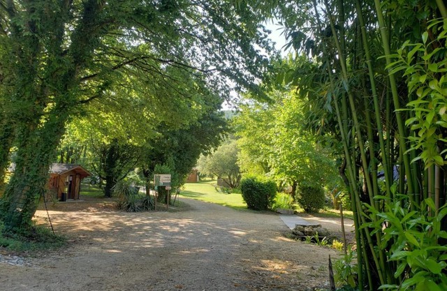 Camping EAU NATURELLE 2 étoiles Bungalow ou Tente 4 personnes dans un environnement calme et dépaysant