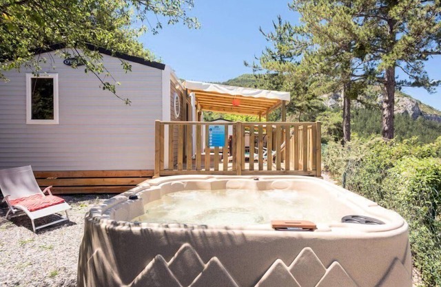 Camping les Princes d'Orange* - Cottage Space Luxury Comfort 4 rooms 6 people Air-conditioned + Jacuzzi