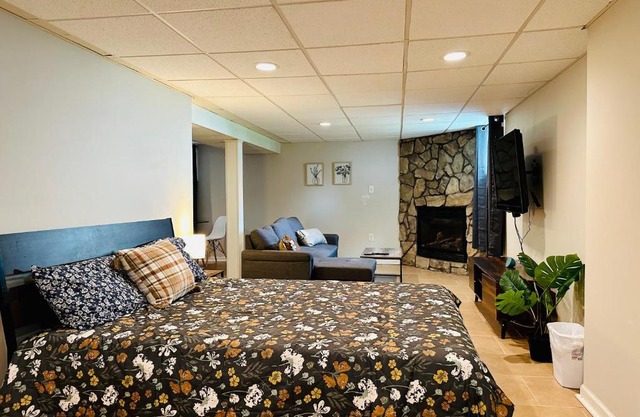 Campu’s Basement Studio w/private entrance
