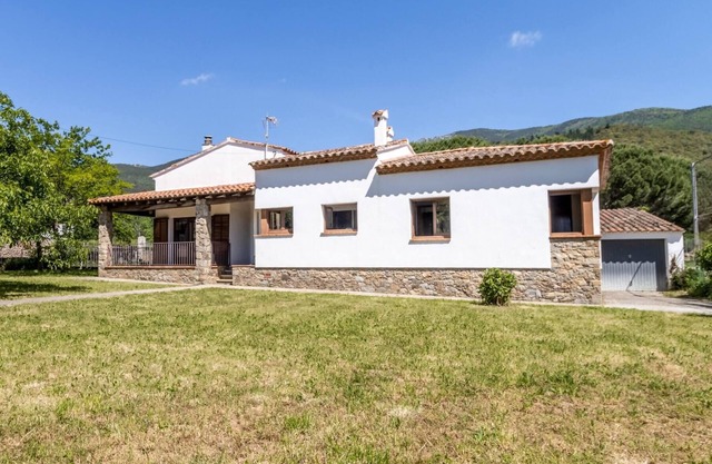 Can Cardina - House with garden close to France
