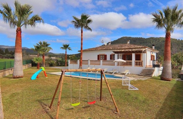 Can Mussol 040 magnificent villa with private swimming pool, large garden, children's area, billiards, ping pong and WiFi.