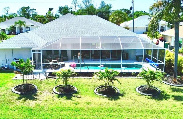 Canal Front Charm: Heated Pool, Firepit & Breathtaking Sunset Views
