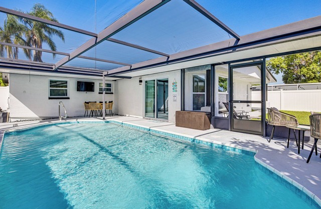 Canal-Front Holiday Home Near Beach: Swim & Paddle