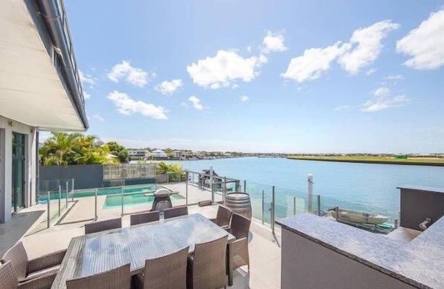 Canal House - Rooftop Entertainer