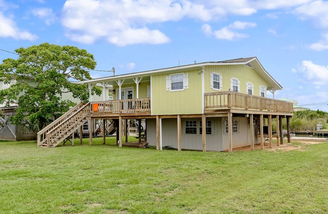 Canalside home with room for a boat - short walk from the beach