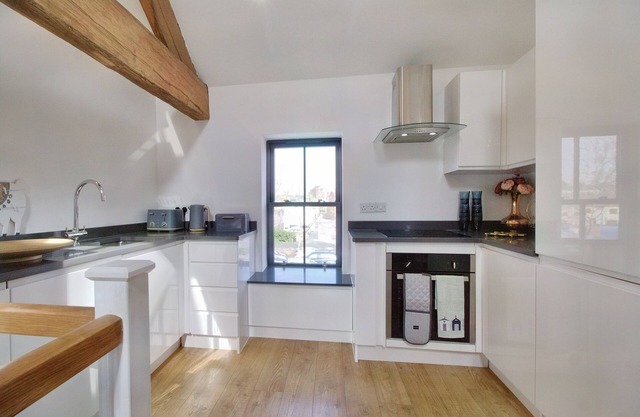 CANALSIDE WHARF, family friendly in Retford