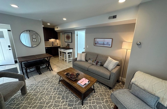 Canyons Village unit w/easy access to skiing, full kitchen, transportation