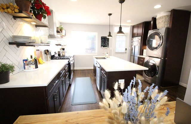 Capitol Hill Adjacent Home: Free Street Parking, Near Monuments, and More!