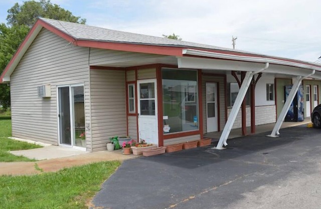 Capri Motel By OYO Elwood, Wathena