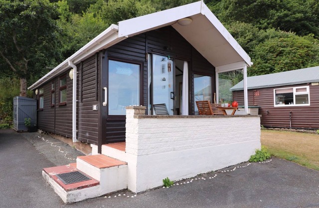 CAPTAIN'S CABIN, pet friendly, country holiday cottage in Aberystwyth
