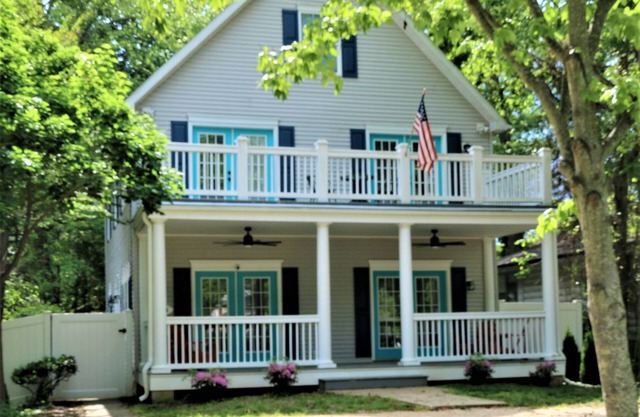 Captain's Retreat! Newly Renovated - few steps from the beach!