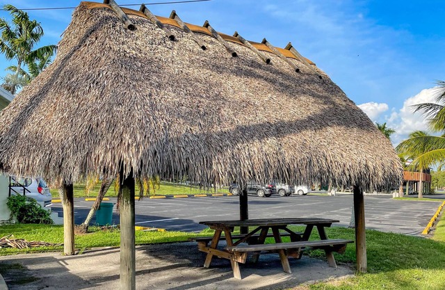 Captain's Table Hotel