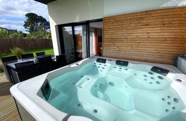 Carantec 4 stars house with private jacuzzi and garden