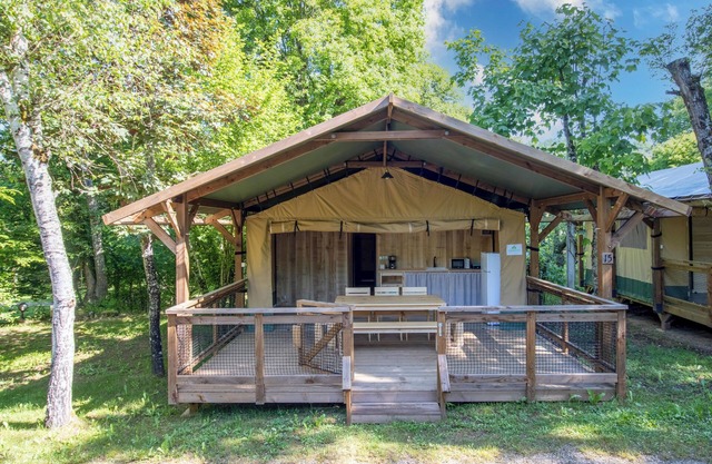 Caravan 'Lodge 8 Personnes' with Shared Pool, Private Terrace and Wi-Fi