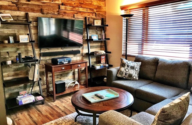 Carbondale Townhome with A/C, WiFi, and Backyard