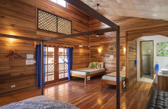 Caribbean Beach House, 3bedroom, 3 bath, A/C, pool, kitchen, 100m from the sea