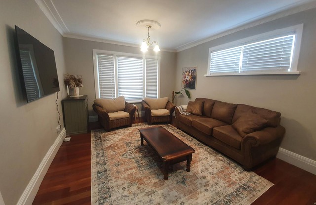 Carisbrook Cottage is a beautiful, cosy, pet friendly home 2 blocks from the CBD