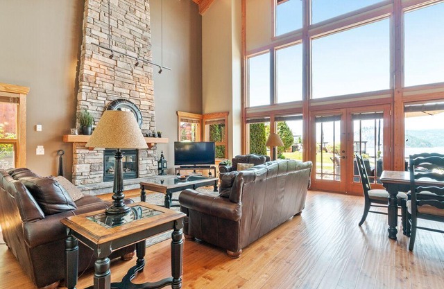 Carmel Beach Private Lodges - Unit #4. Lakefront 4 bedroom unit.