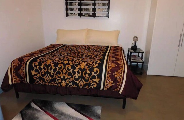 Carmen's Marfa Boutique Hotel/Elsie King Bedroom En-Suite