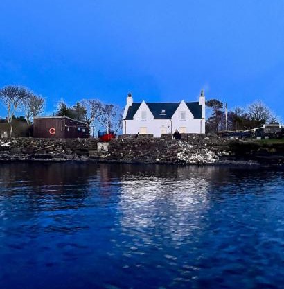 Carnmhor, Isle of Skye - Stunning 242 year old cottage on its own sea shore!