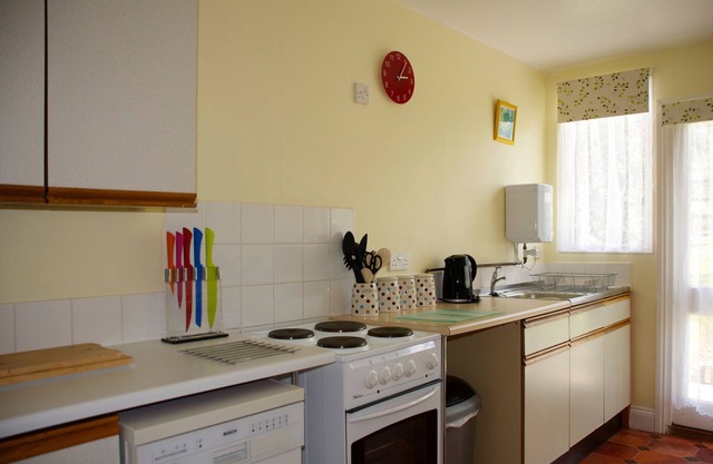 Carp Lodge with woodland views, close to fishing lakes.