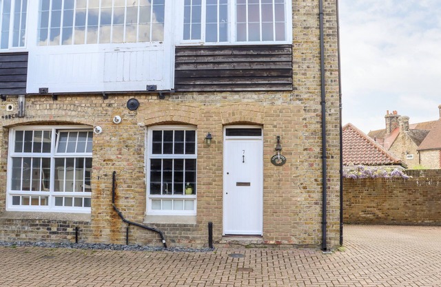 CARPENTERS, family friendly, character holiday cottage in Sandwich