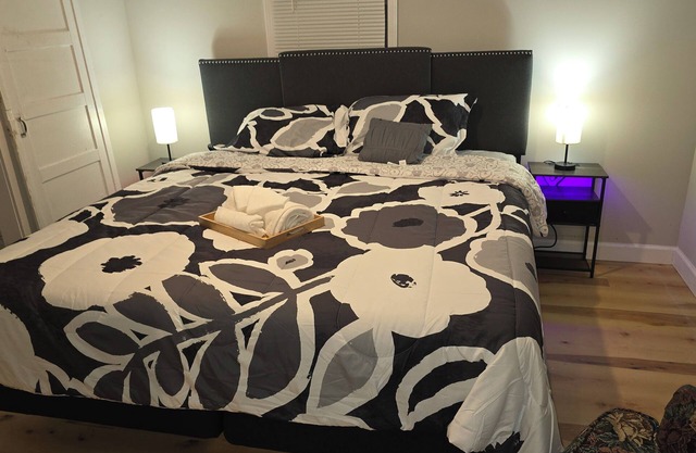 Carriage House by CMU - Lower Condo - Kitchen, King Bed, 70" TV Fast WiFi & AC