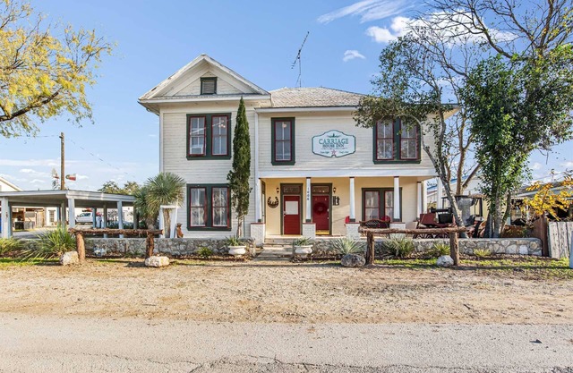 Carriage Inn - Bandera Suite 2
