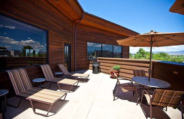 Carson Valley Motor Lodge & Suites