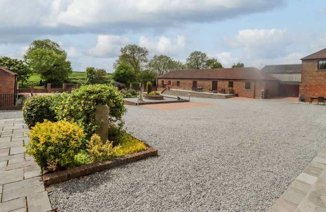 CARTWHEELS COTTAGE, family friendly, with pool in Great Driffield