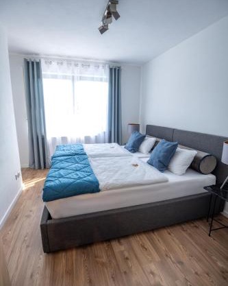 CASA 8070 Exklusive Maisonette 91 qm 4 Zimmer 1-9 Personen in Ingolstadt nähe A9, inklusive Parkplatz am Haus, Netflix, Kaffee, Tee, 24-h self-check-in, ideal für Gruppen, Familien und Geschäftsreisende
