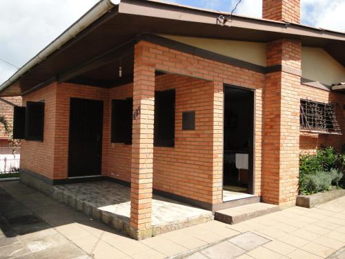 Casa a 300m da Praça, Completa, Wi-Fi, 130m quadrados, 4 Camas de Casal, 4 Quartos, Até 11 Pessoas, Quintal Enorme e Vasta Área Verde, Varanda, Garagem Coberta 1 Carro, Estacionamento Interno 2 Carros, Churrasqueira, Fogão a Lenha