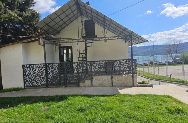 Casa Alba STr,Crizantemelor 17