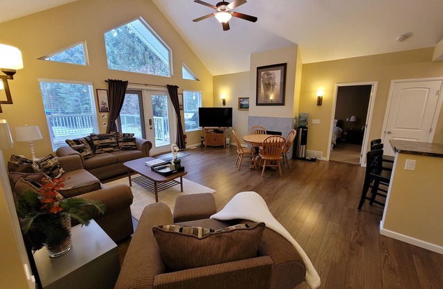 Casa Allegro ~ Mara Lake Tranquility ~ An All-Season Paradise