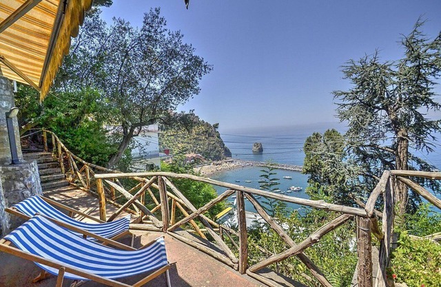 Casa Andreina B: A graceful independent house located on the high coast in front of the sea, with Free WI-FI.