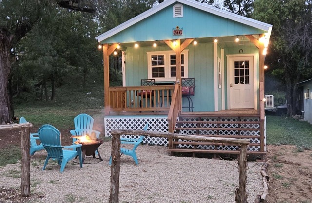 Casa Azul - Cozy cabin centrally located downtown Bandera